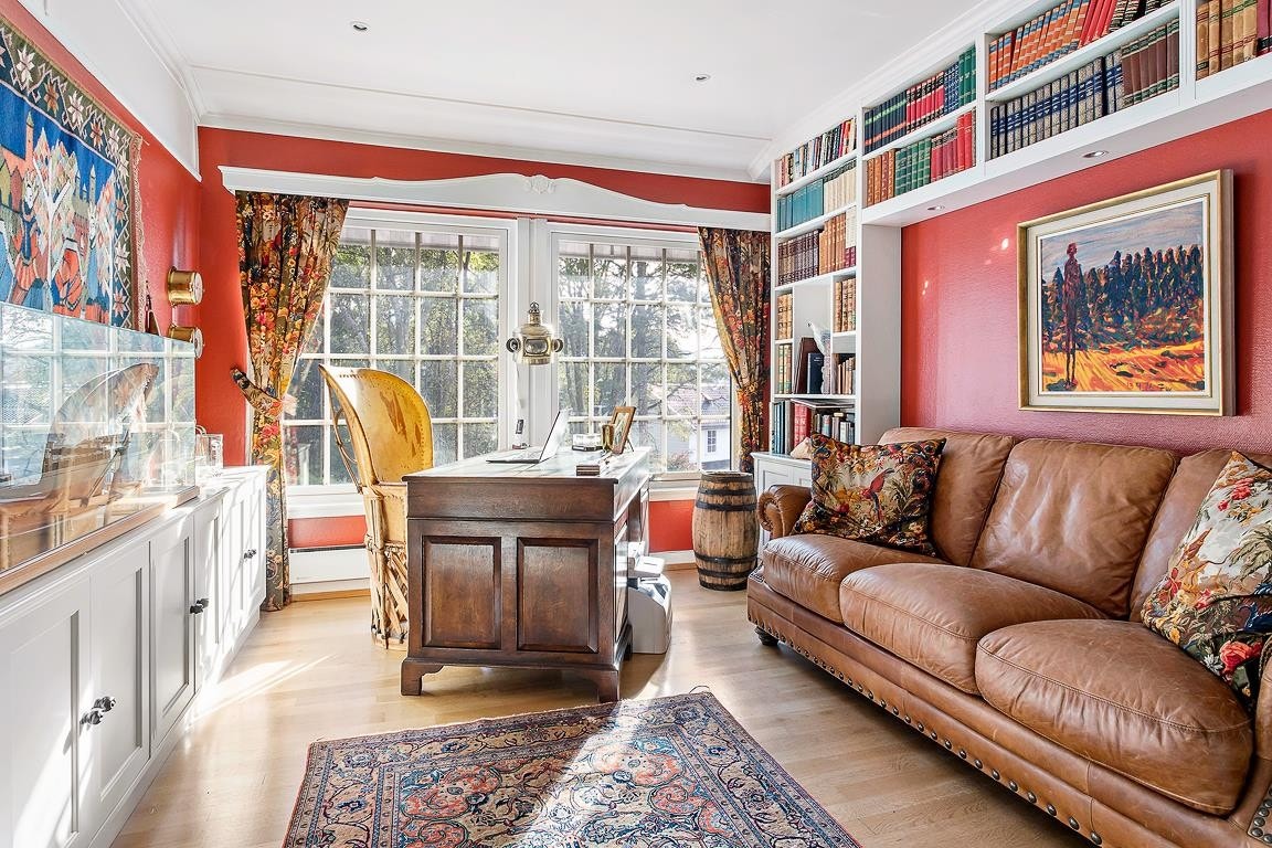 Fra kontoret kan man beundre utsikten mot Fanafjorden Galleribilde