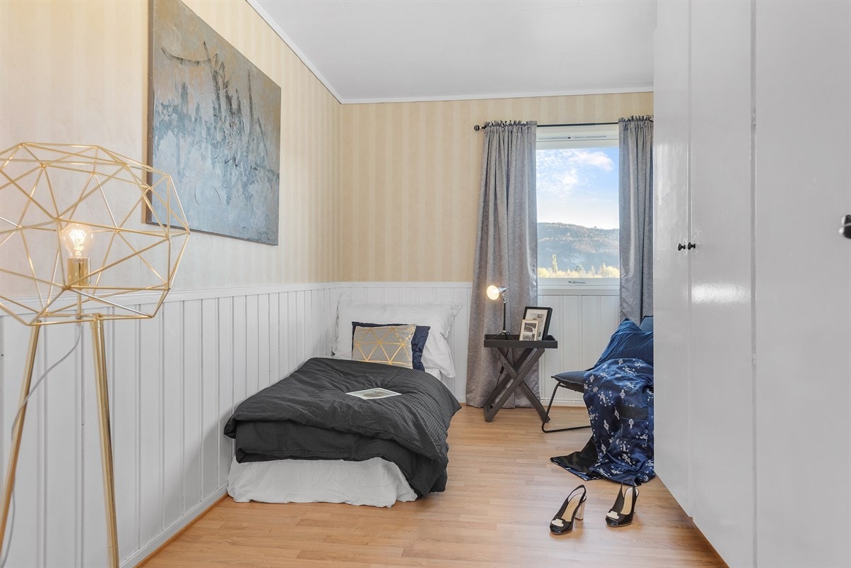 Stort rom som tidligere har vært benyttet til gjesterom og kontor. Rommet er av god størrelse og man får plass til både seng, garderobe og kontorpult. Også her er det plassbygde garderobeskap for oppbevaring. Malt brystpanel og nytt gulv i 2017 Galleribilde