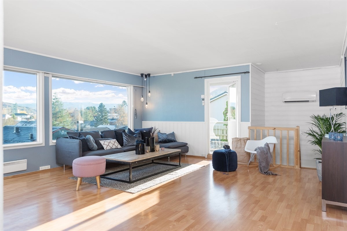 Den store terrassen har en god plassering på enden av huset, hvor den er godt skjermet og har sol fra ca. kl. 10.00 til kl.19.00. Fra terrassen er det et par trappetrinn ned til plenen, slik at barna fritt kan leke og springe ned i hagen på egen hånd. Galleribilde