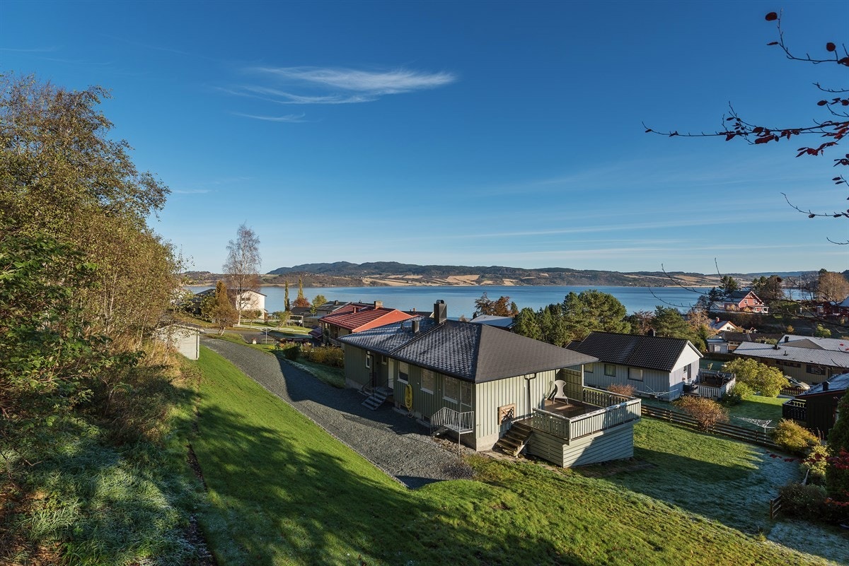 Stor og flott oppusset enebolig med fantastisk utsikt mot sjøen. Ende beliggenhet. Stor terrasse og hage med sol fra ca. kl. 07.00-19.00. 3 Soverom. Utleiedel i sokkel. Galleribilde