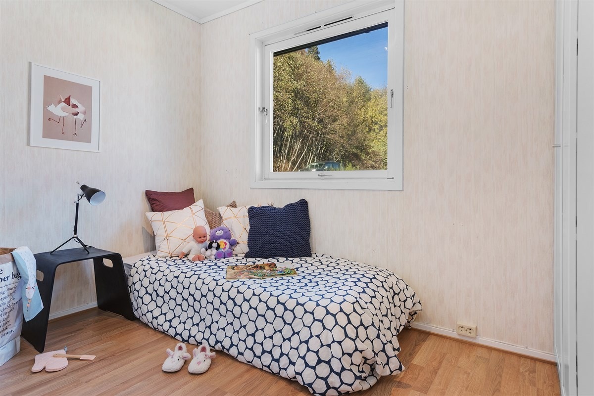 Dette rommet har vært benyttet til barnerom og har fått nytt gulv nå i 2017. Galleribilde