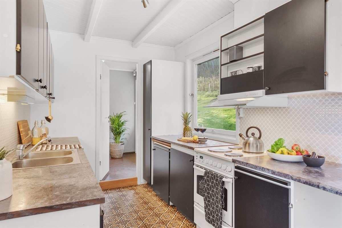 Godt med lagring i skuffer og skap, samt gode arbeidsflater. Galleribilde