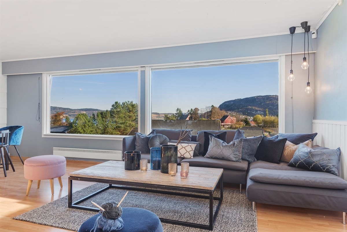 I et område hvor det er godt å leve som en småbarnsfamilie og man har kort veg til alt av fasiliteter, er denne boligen nå for salg. En flott og oppgradert enebolig med en fantastisk utsikt gjennom boligens mange og store vindusflater. Galleribilde