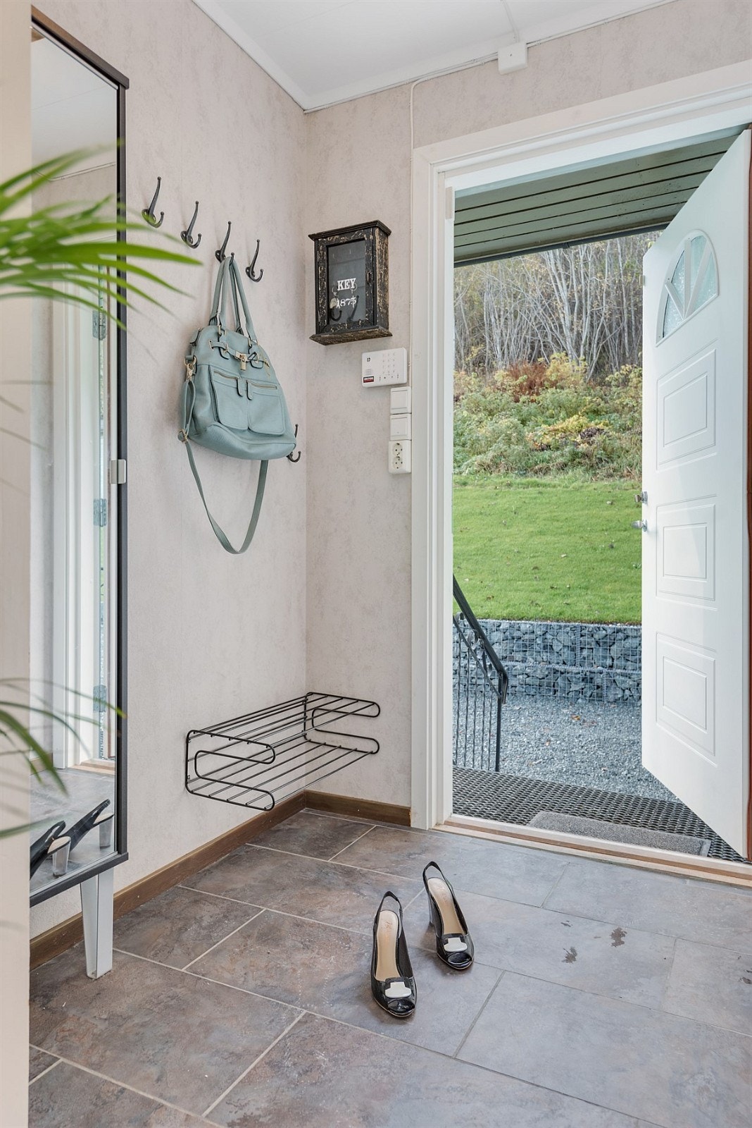 Vindfanget har godt med plass for å henge av seg yttertøyet og skoene. Tar man steget inn i gangen finnes ytterligere oppbevaringsplass for garderobe eller kleskommode for oppbevaring av luer, votter og skjerf. Galleribilde