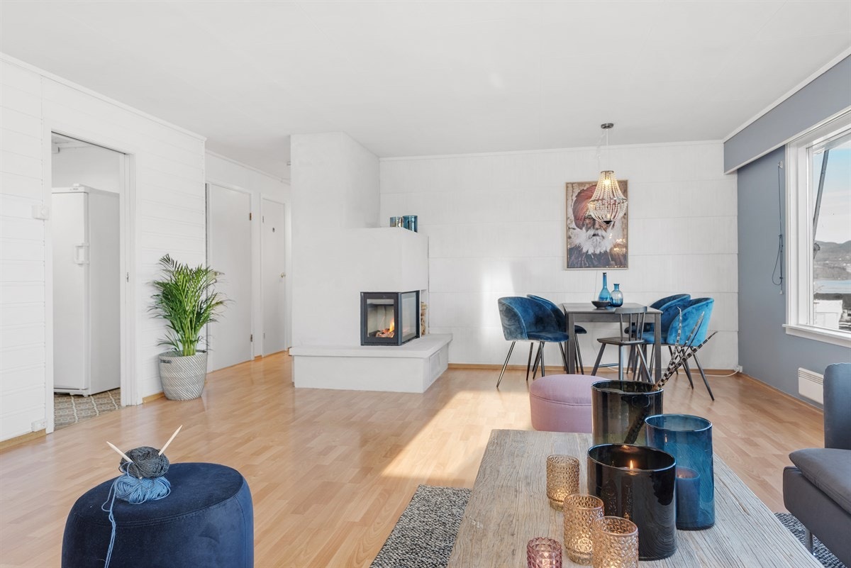 Stuensstørrelse gir god plass for flere naturlige soner, både for sofaen og spisestuen. Galleribilde