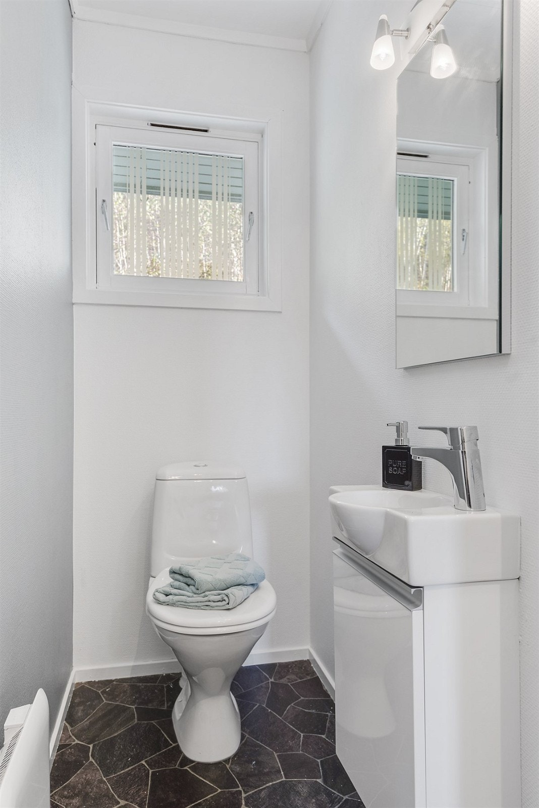 Eget WC som har fått en oppgradering med ny servant, skap og speil. Galleribilde