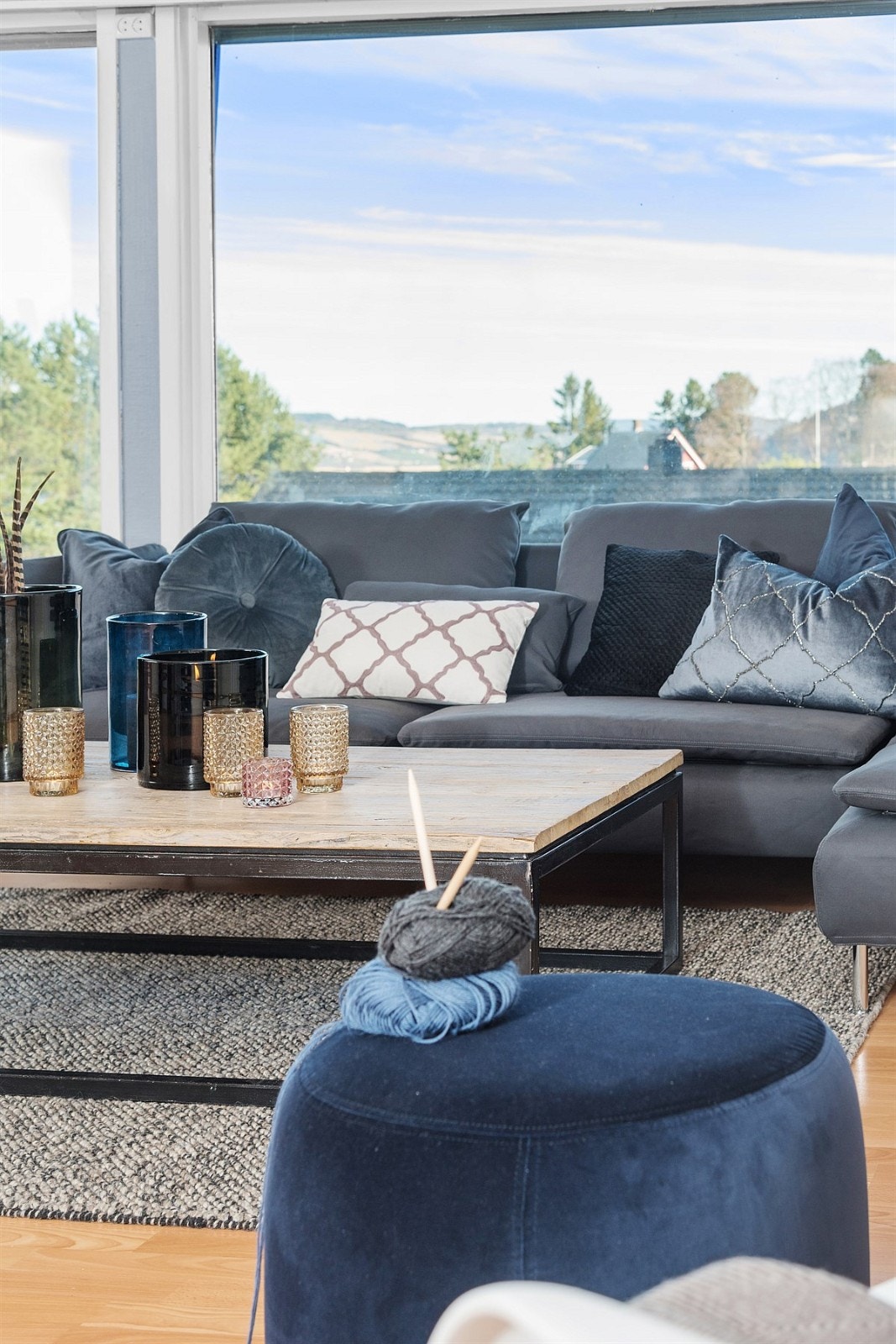 Når man kommer inn på stuen, blir man møtt av en fantastisk utsikt. Denne må oppleves. Galleribilde