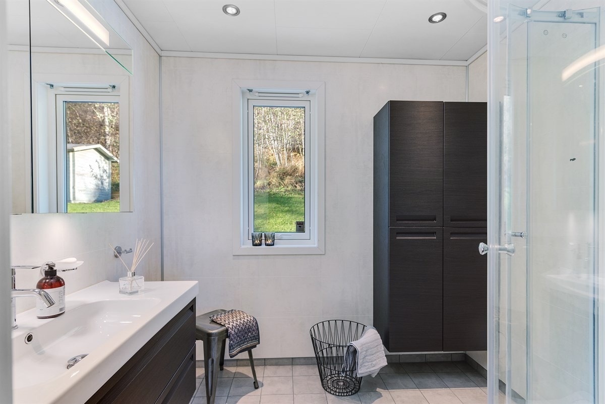 Baderommet er oppgradert i 2012 og fremstår pent og moderne. Galleribilde