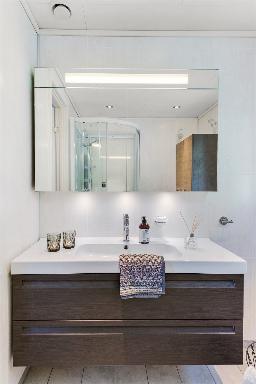 Fliser med varme i gulv, stilren innredning, dusjkabinett og downlights i himling. TG 1 fra takstmann. Galleribilde