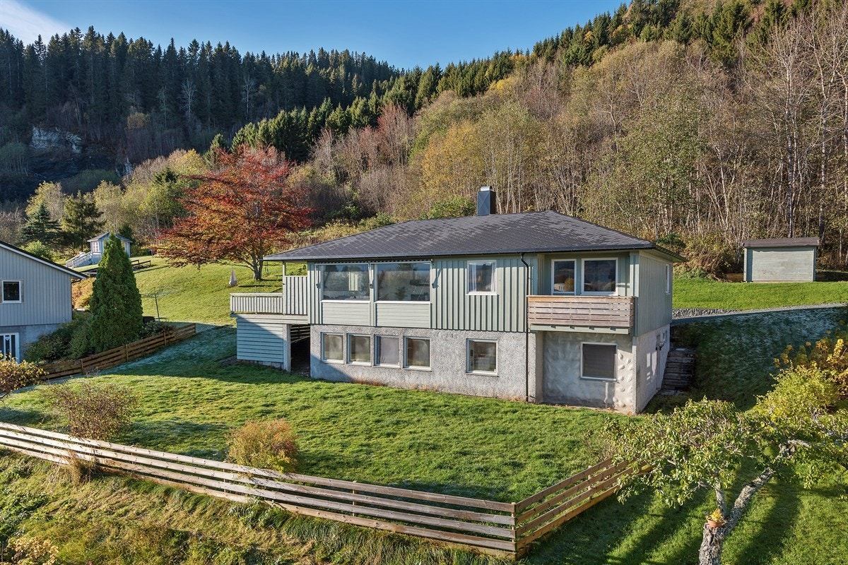 Stor og solrik eiendom, som har en god plassering i enden av en blindveg. Galleribilde