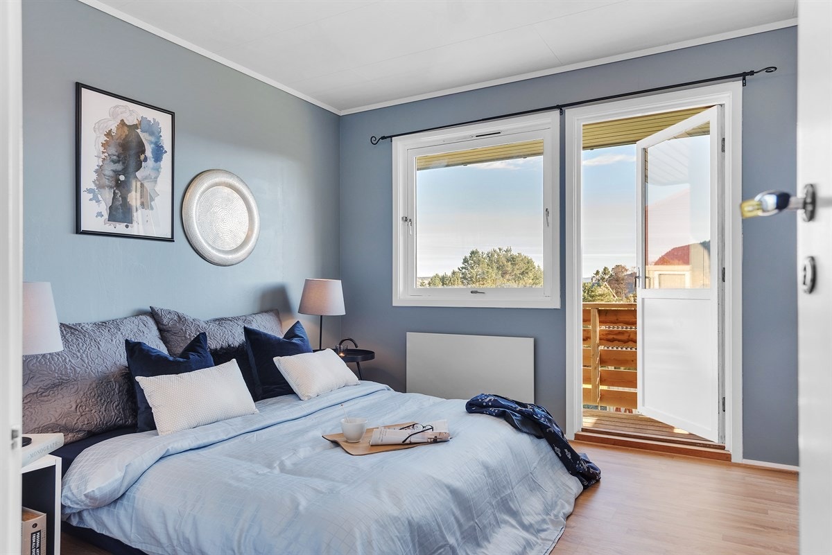 Hovedsoverommet ligger fint til i enden av huset og har nylig fått nytt gulv og en pen blå farge på veggene. Plassbygde garderobeskap på den ene veggen gir godt med lagringsplass. Galleribilde