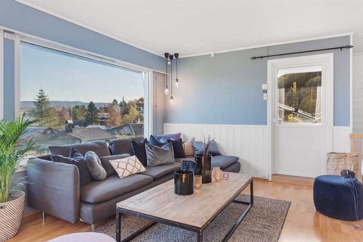 Stuen har utstrakte vindusflater, noe som gir boligen et lyst og luftig uttrykk. Her får man følelsen av å bo på en topp. Galleribilde