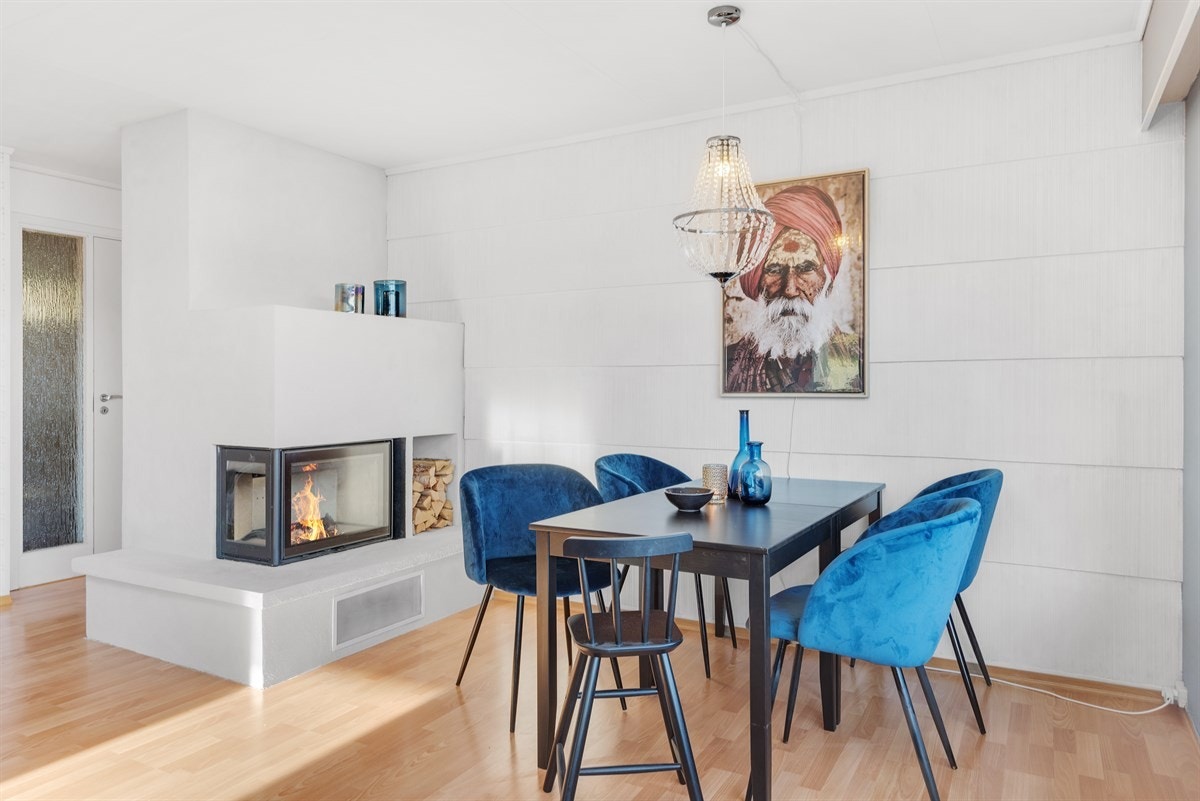 Stuen har både varmepumpe og vedfyring, slik at man er sikret en behagelig varme og har muligheten til å tenneopp for litt ekstra varme og stemning. Galleribilde