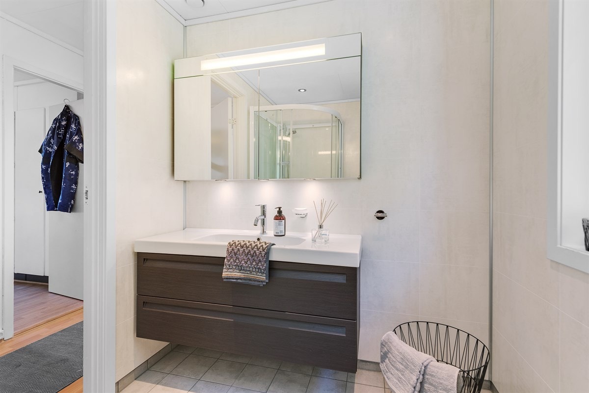 Fliser med varme i gulv, stilren innredning, dusjkabinett og downlights i himling. TG 1 fra takstmann. Galleribilde