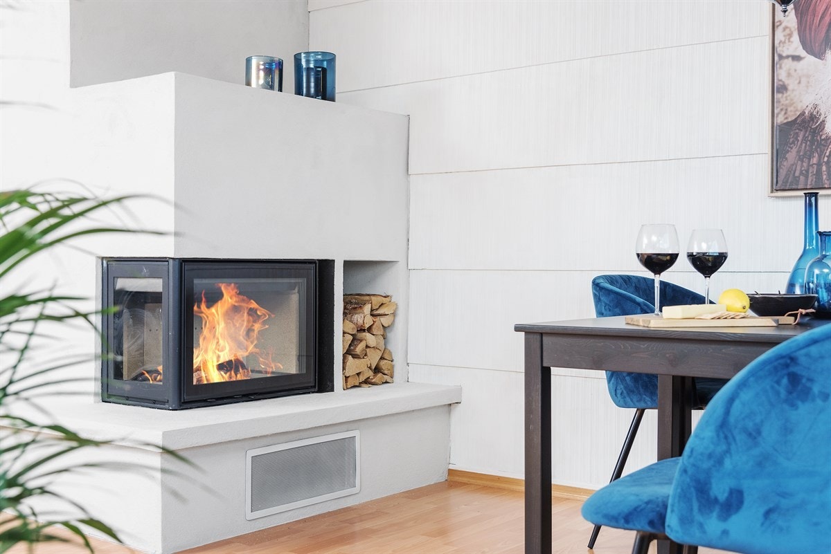 Den gamle åpne peisen er blitt erstatten med ny, lekker peisinnsats i 2017. Galleribilde