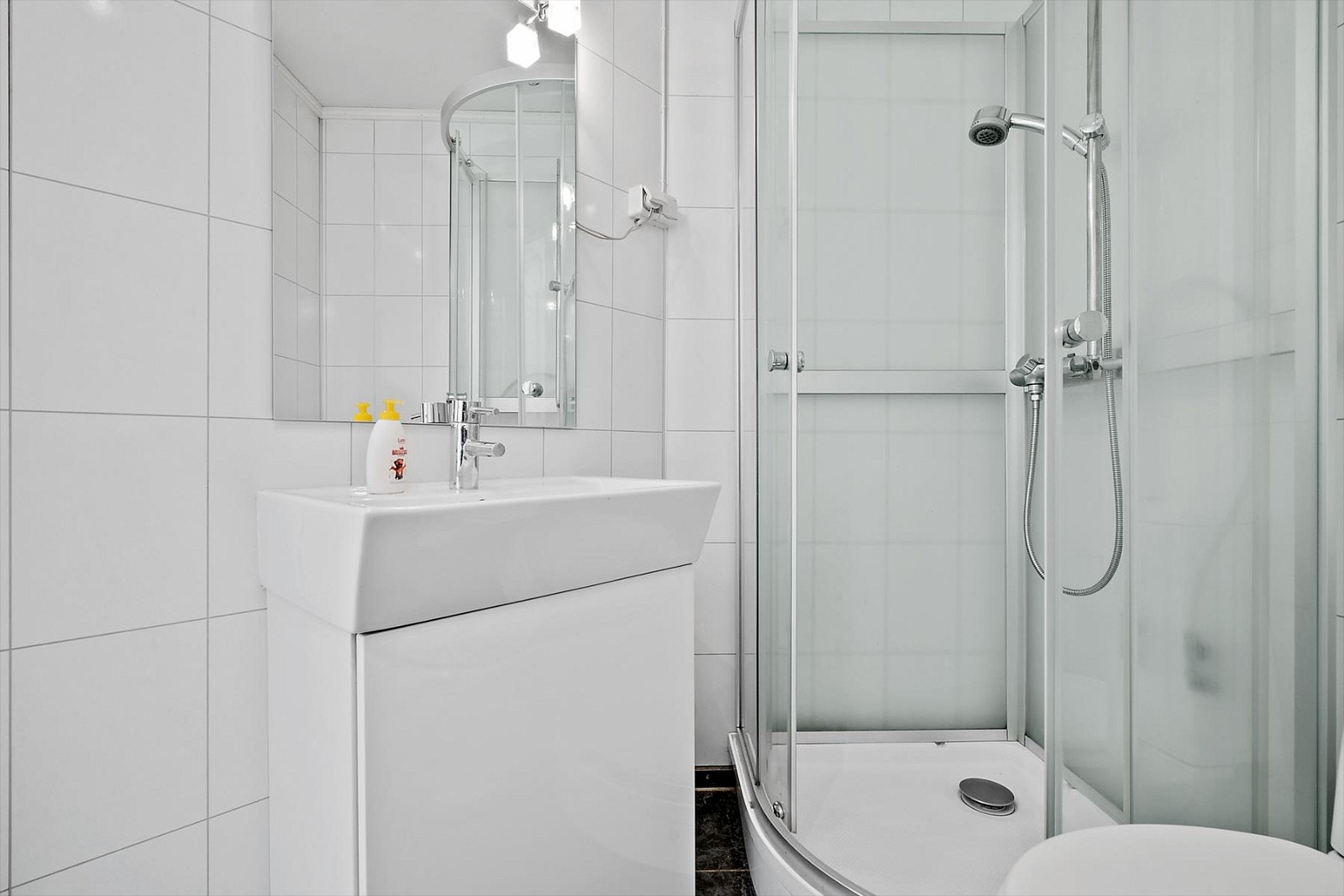 Bad med fliser og varmekabler på gulv. Pusset opp/fornyet i 2011. Dusjkabinett. Galleribilde