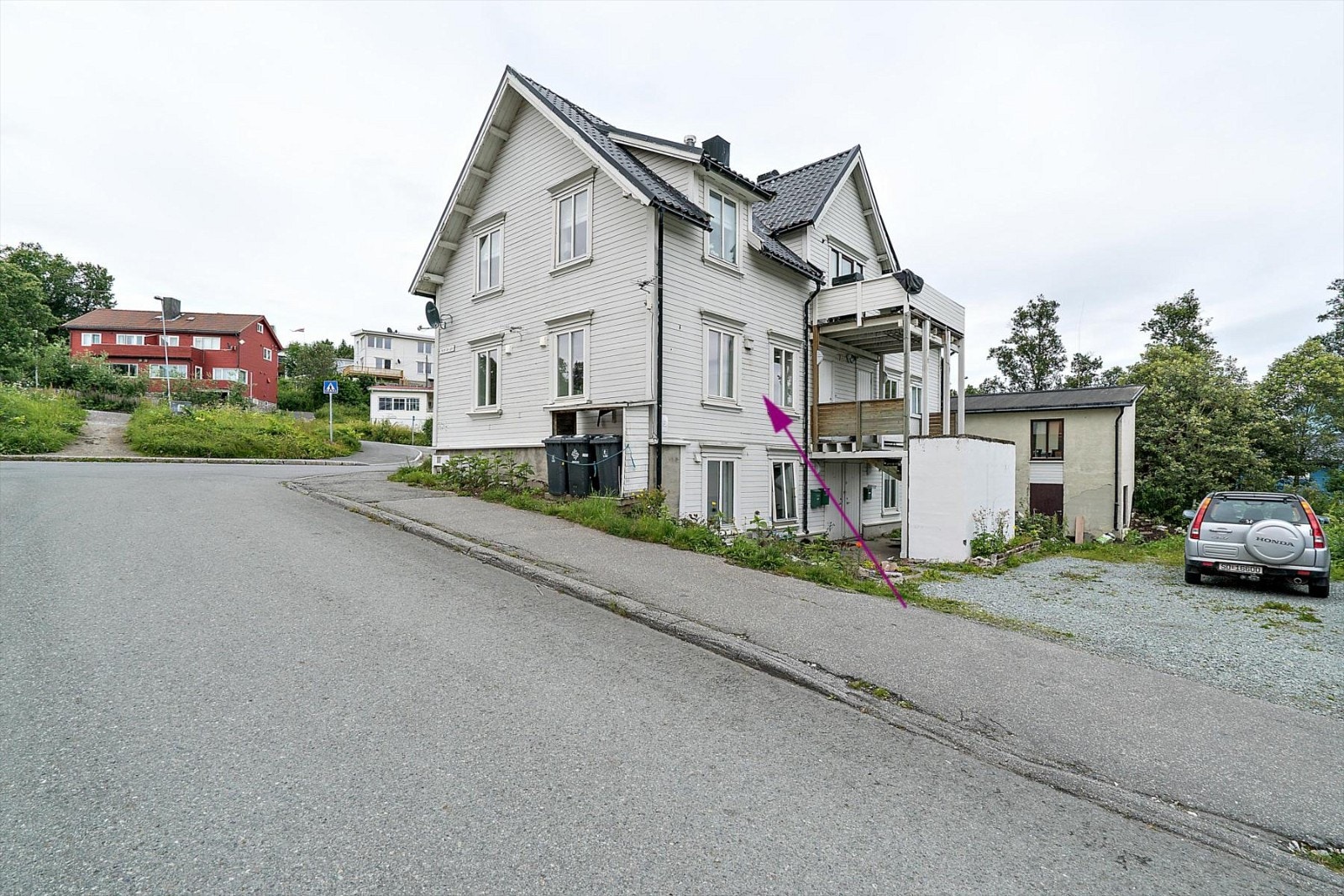 Leiligheten befinner seg i 1.etg. (ikke u.etg.) og har utvendig parkering. Galleribilde