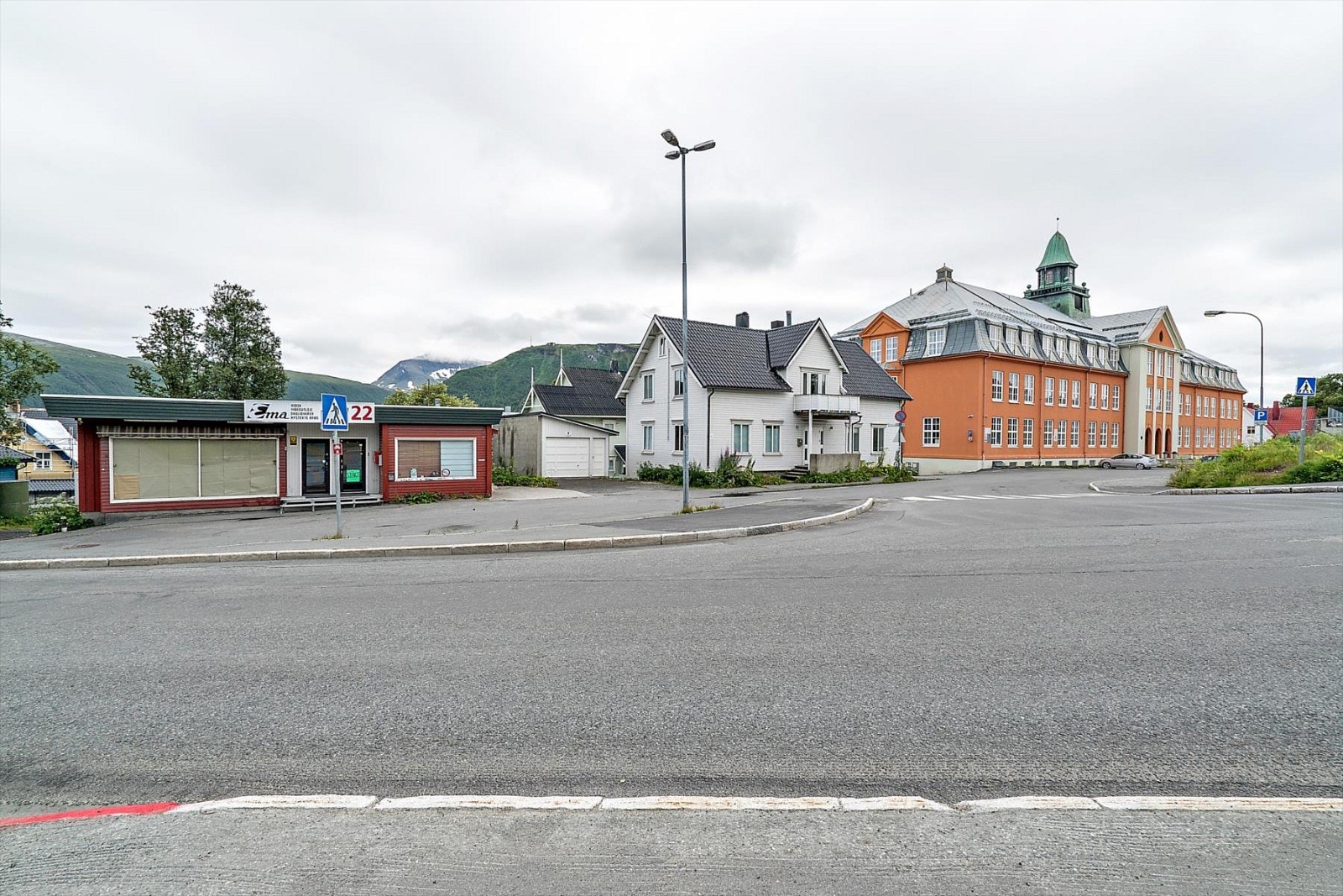 Boligen befinner seg rett ved Kongsbakken videregående skole, like ovenfor Tromsø sentrum. Galleribilde