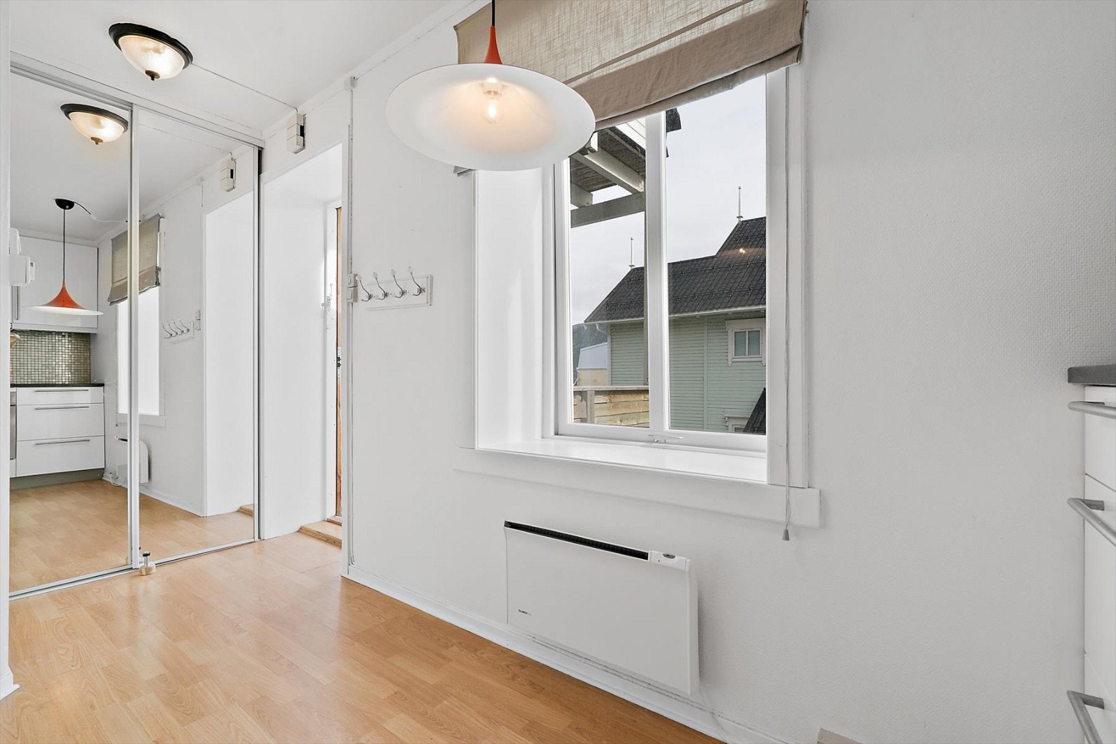 Entre med skyvedørsgarderobe. Galleribilde