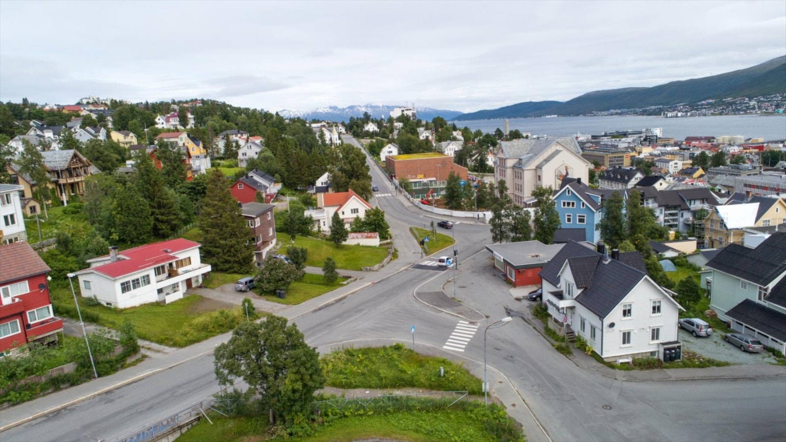 Boligen befinner seg mellom Kongsbakken videregående skole og Gyllenborg skole, like ovenfor Tromsø sentrum. Galleribilde