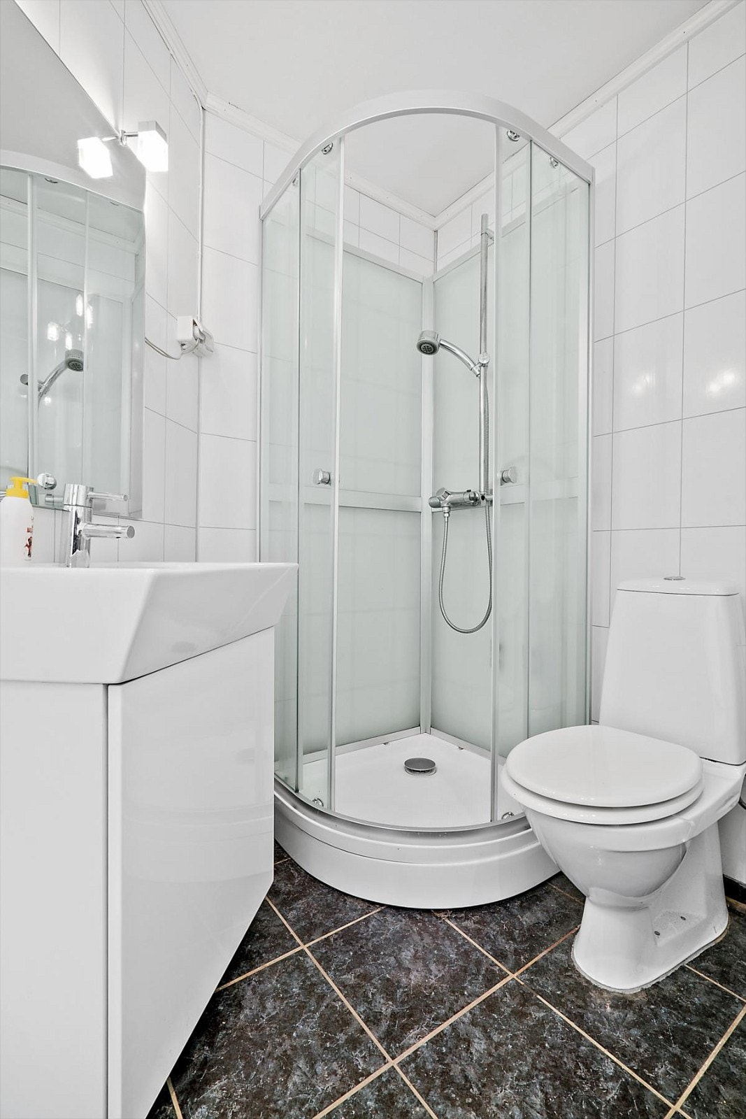 Bad med fliser og varmekabler på gulv. Pusset opp/fornyet i 2011. Galleribilde