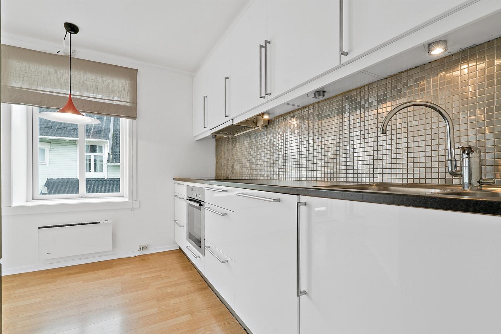 Moderne og fint kjøkken med integrerte hvitevarer. Pusset opp og fornyet i 2010. Galleribilde