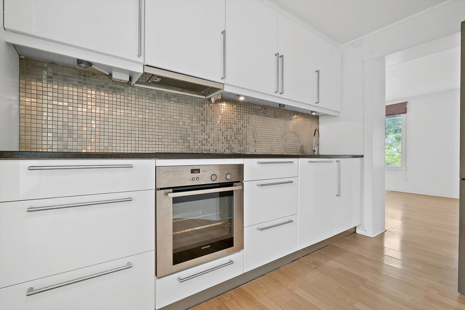 Moderne og fint kjøkken med integrerte hvitevarer. Pusset opp og fornyet i 2010. Galleribilde