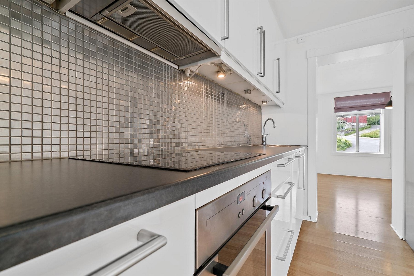 Moderne og fint kjøkken med integrerte hvitevarer. Pusset opp og fornyet i 2010. Galleribilde