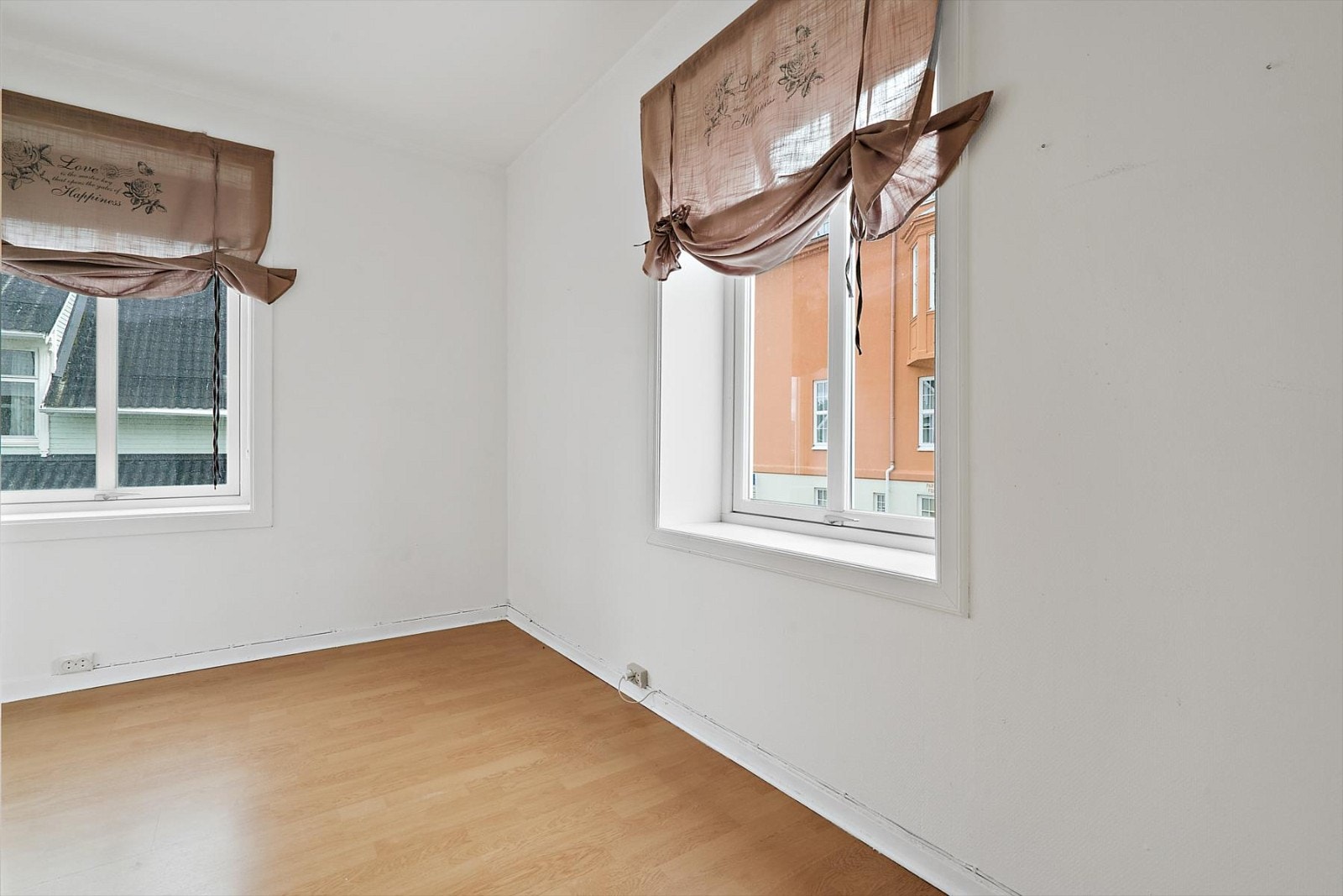 Hvitmalt soverom med to vinduer og skyvedørsgarderobe. Galleribilde