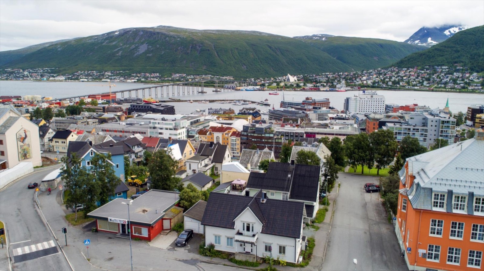 Boligen befinner seg rett ved Kongsbakken videregående skole, like ovenfor Tromsø sentrum. Galleribilde