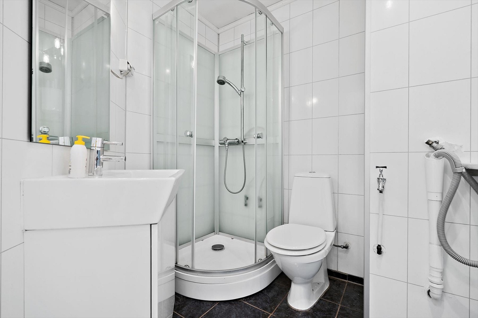 Bad med fliser og varmekabler på gulv. Pusset opp/fornyet i 2011. Dusjkabinett. Opplegg for vaskemaskin. Galleribilde