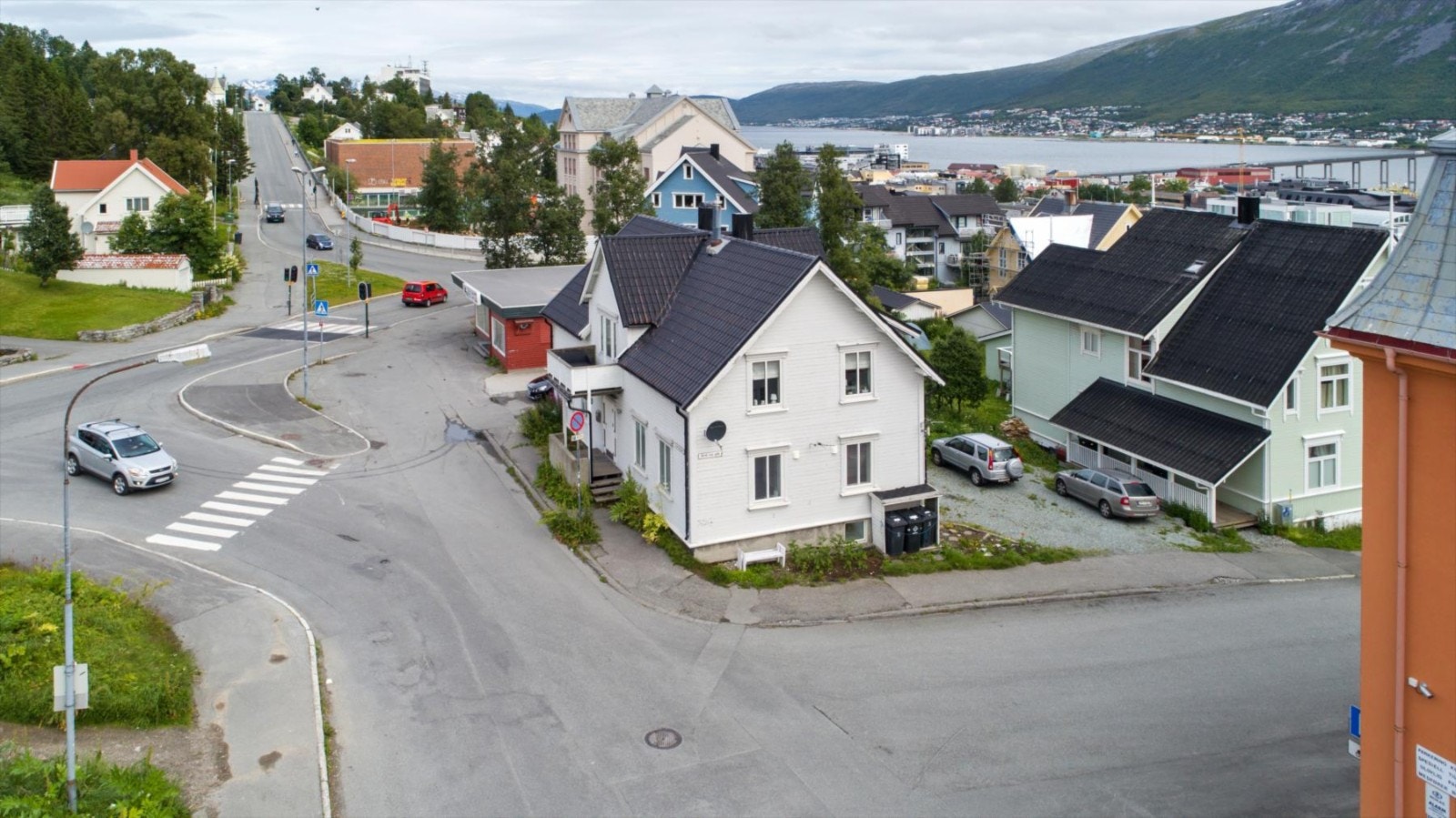 Leiligheten befinner seg i 1.etg. i en seksjonert bolig bestående av totalt 5 leiligheter. Galleribilde