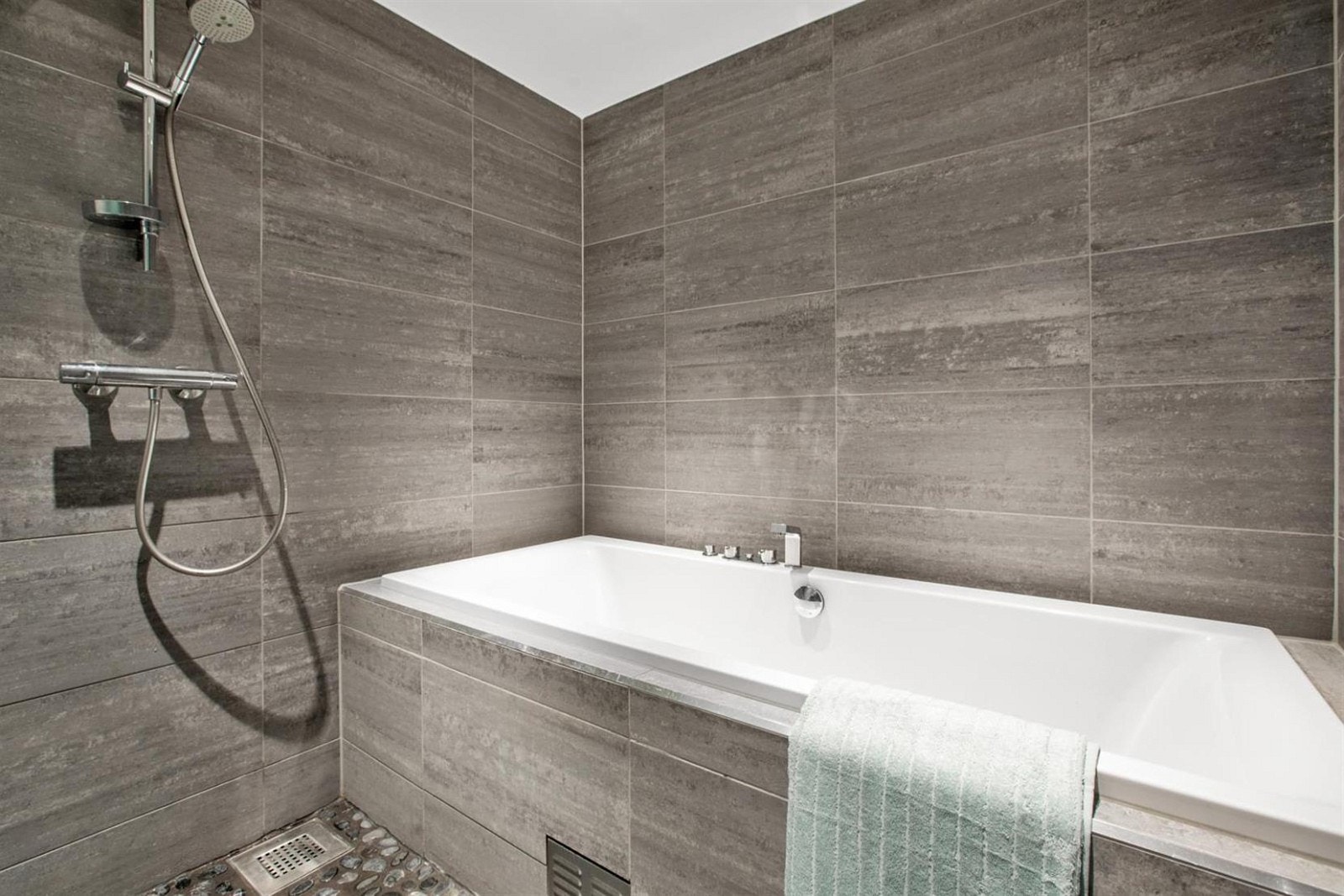 Det er både dusj og badekar. Galleribilde