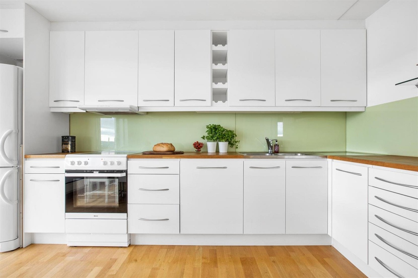 Det er meget god benke- og skapplass på kjøkkenet. Galleribilde