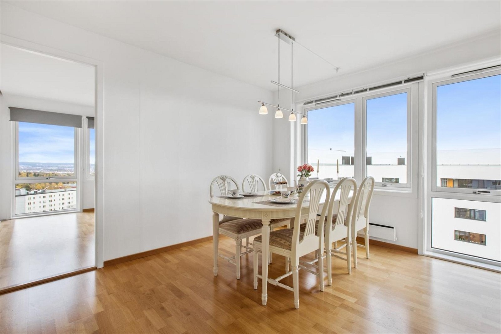 Det er store vinduer som slipper inn et fint lys. Det er inngang til hovedsoverom fra kjøkkenet. Galleribilde