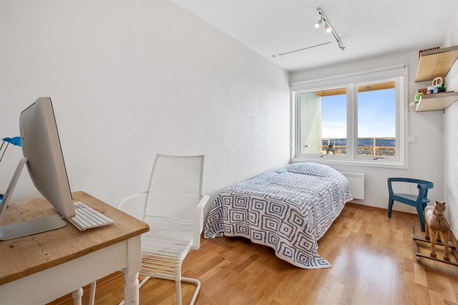 Soverom med inngang fra entre. Plass til seng og kontor. Galleribilde