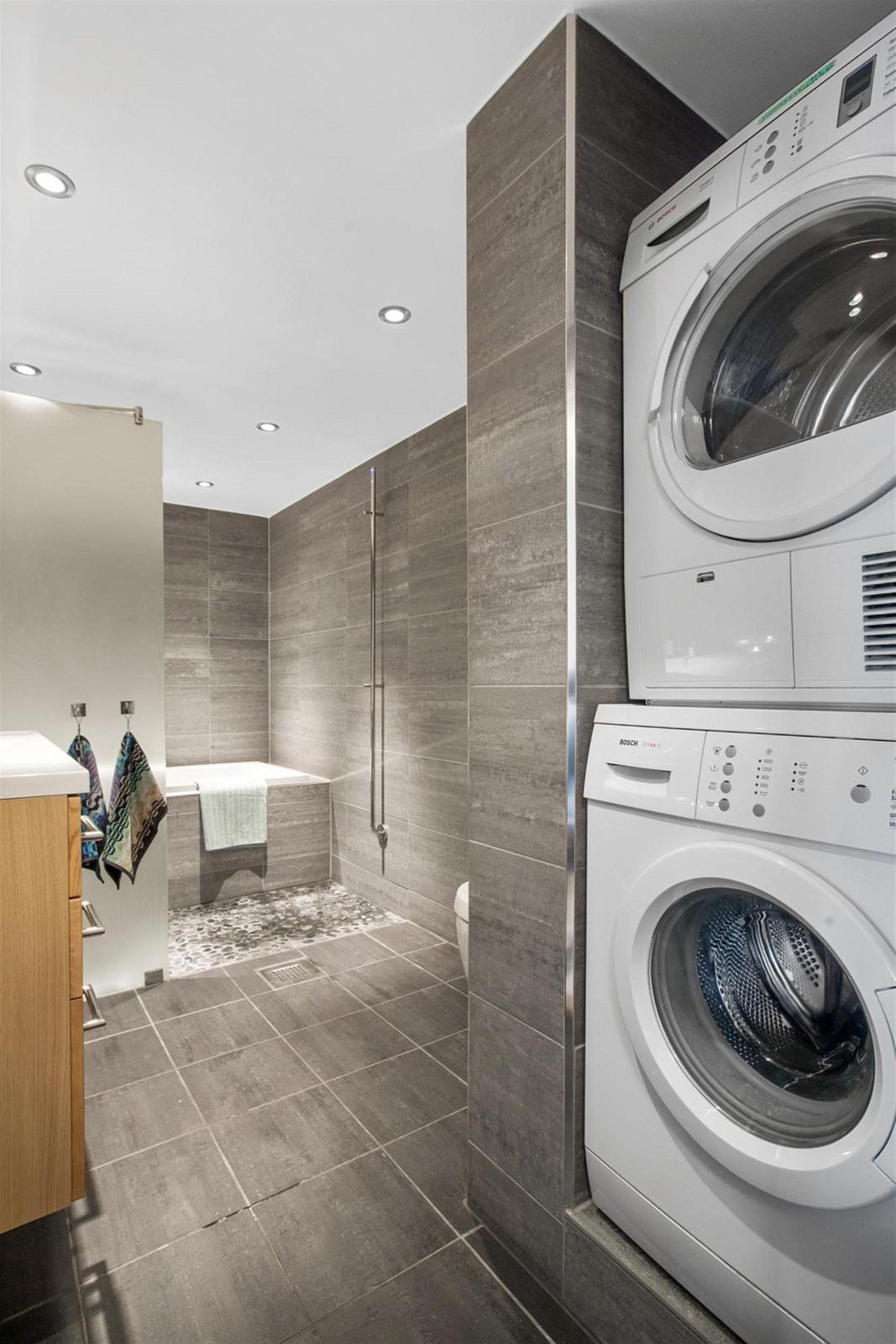 Lekkert flislagt bad fra 2007. Vaskemaskin og tørketrommel i nisje. Galleribilde