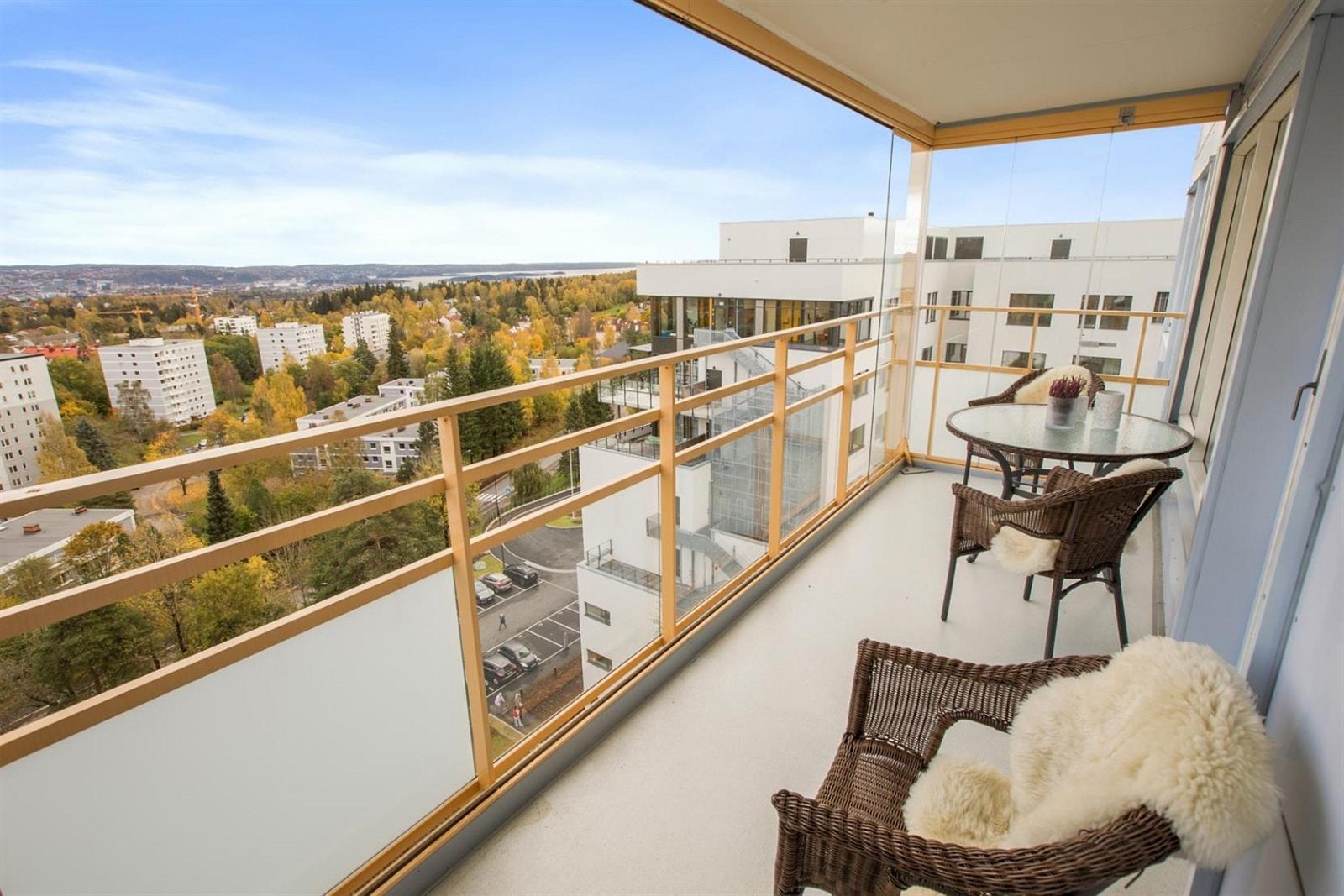 Stor 11 kvm innglasset sydøstvendt balkong med meget flott utsikt mot byen og Oslofjorden. Balkongen blir som en forlengelse av stuen og her kan man skyve vinduene til siden hvis man vil åpne opp en herlig sommerdag. Galleribilde