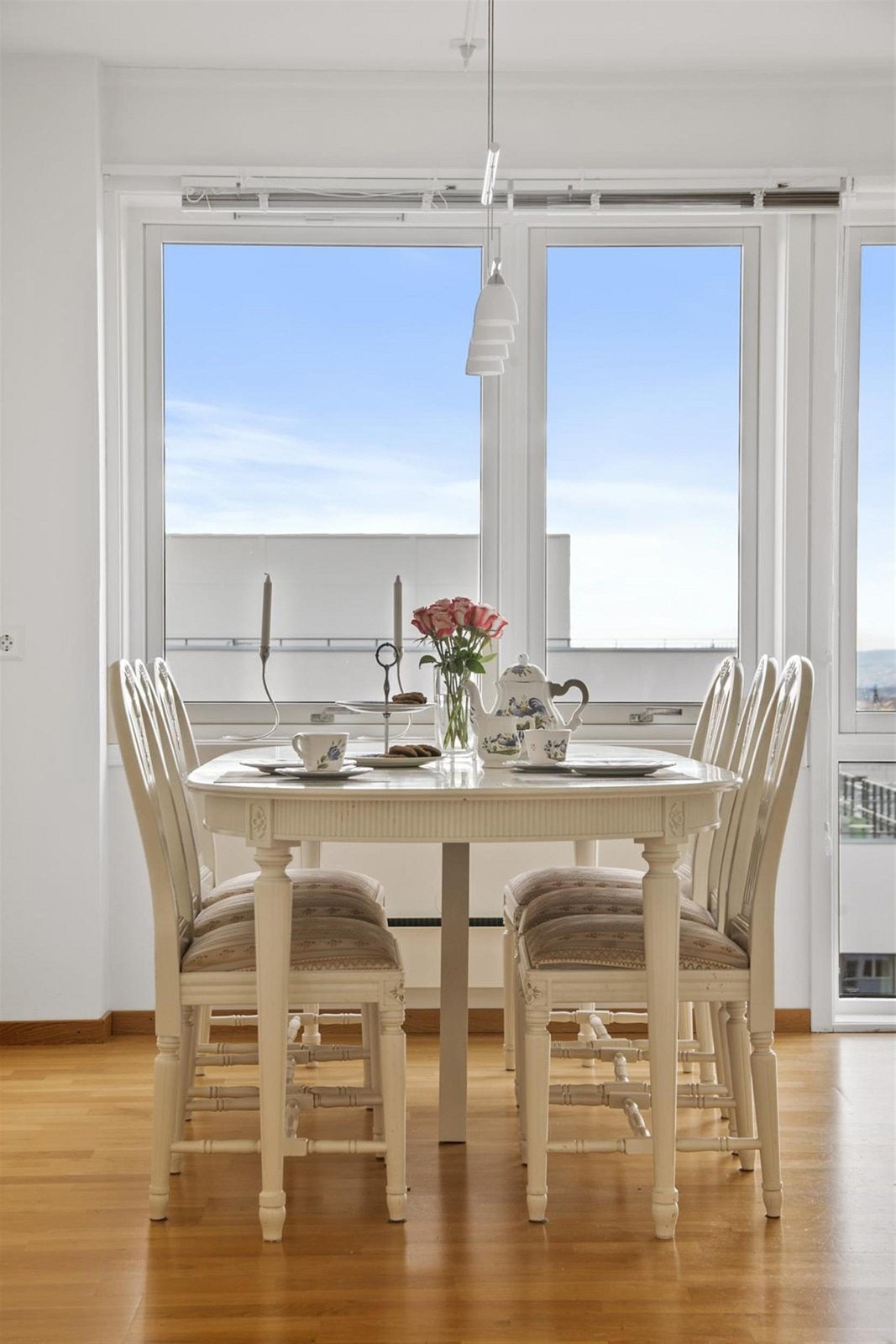 Det er god plass til stort spisebord på kjøkkenet. Galleribilde