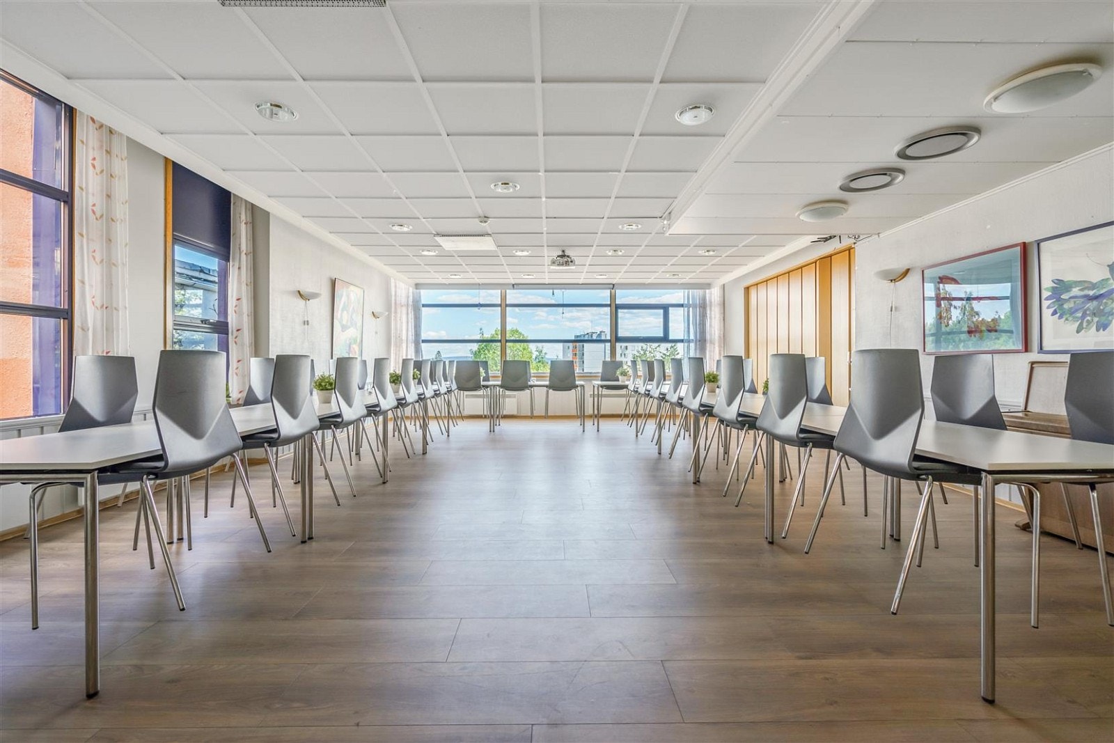 Beboercafe 'Camilla' består av tre selskapslokaler som kan leies ut. Galleribilde