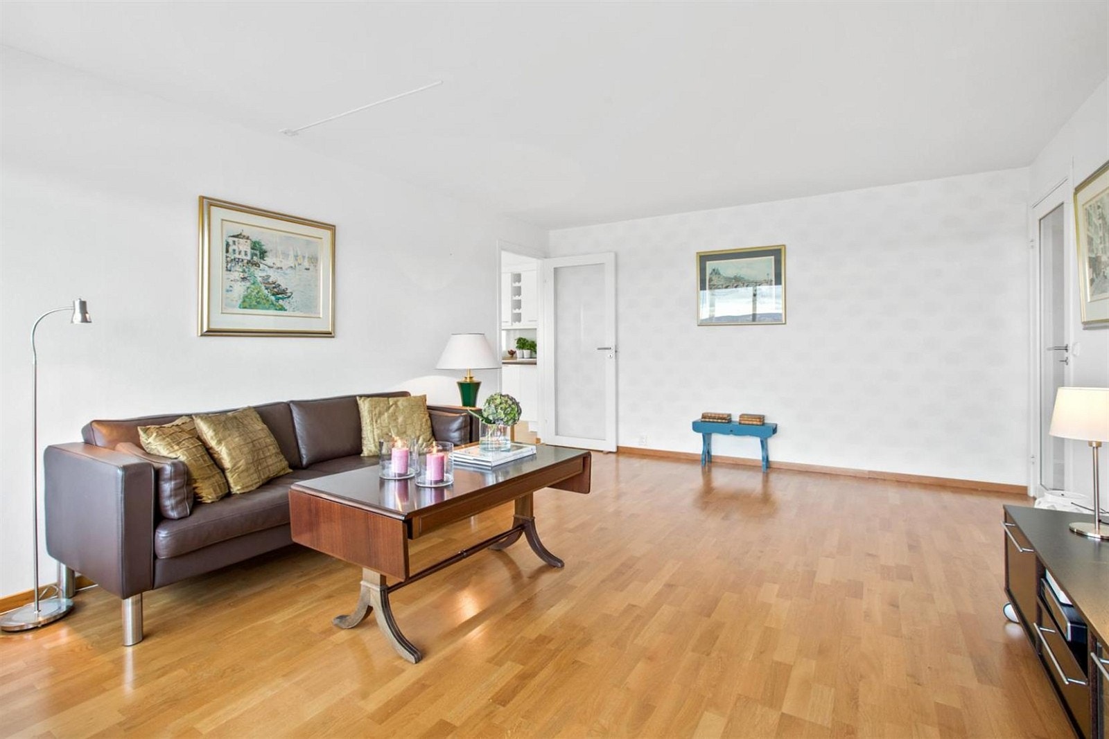 Romslig og pen stue med lyse flater og eikeparkett fra 2007. Galleribilde