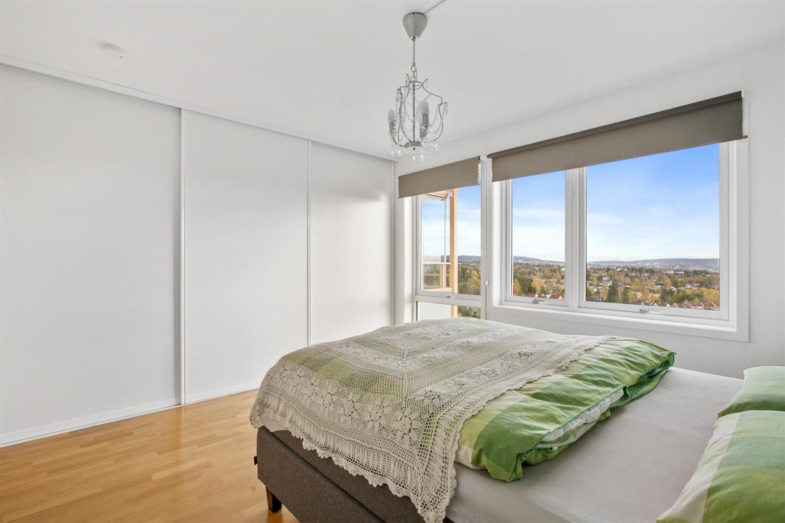 Godt garderobeskap med skyvedører. Galleribilde