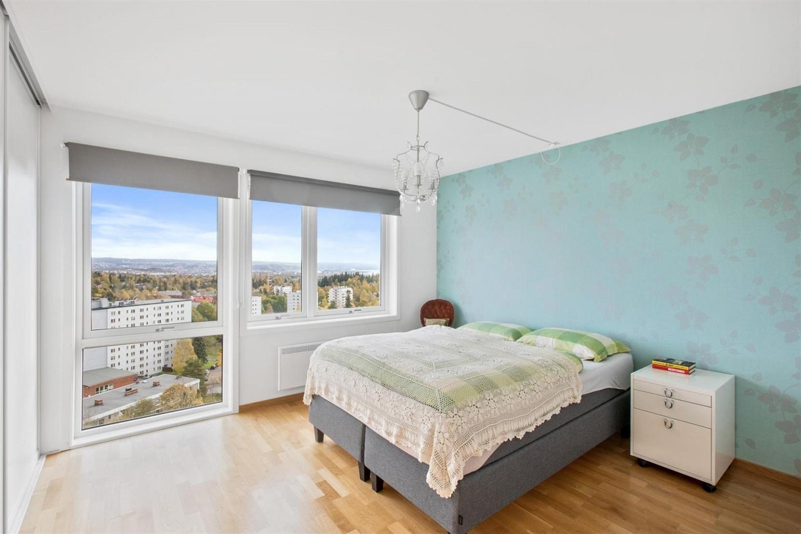 Stort hovedsoverom med meget flott utsikt mot byen og Oslofjorden. Det er en fin og moderne kontrastvegg bak sengen. Galleribilde