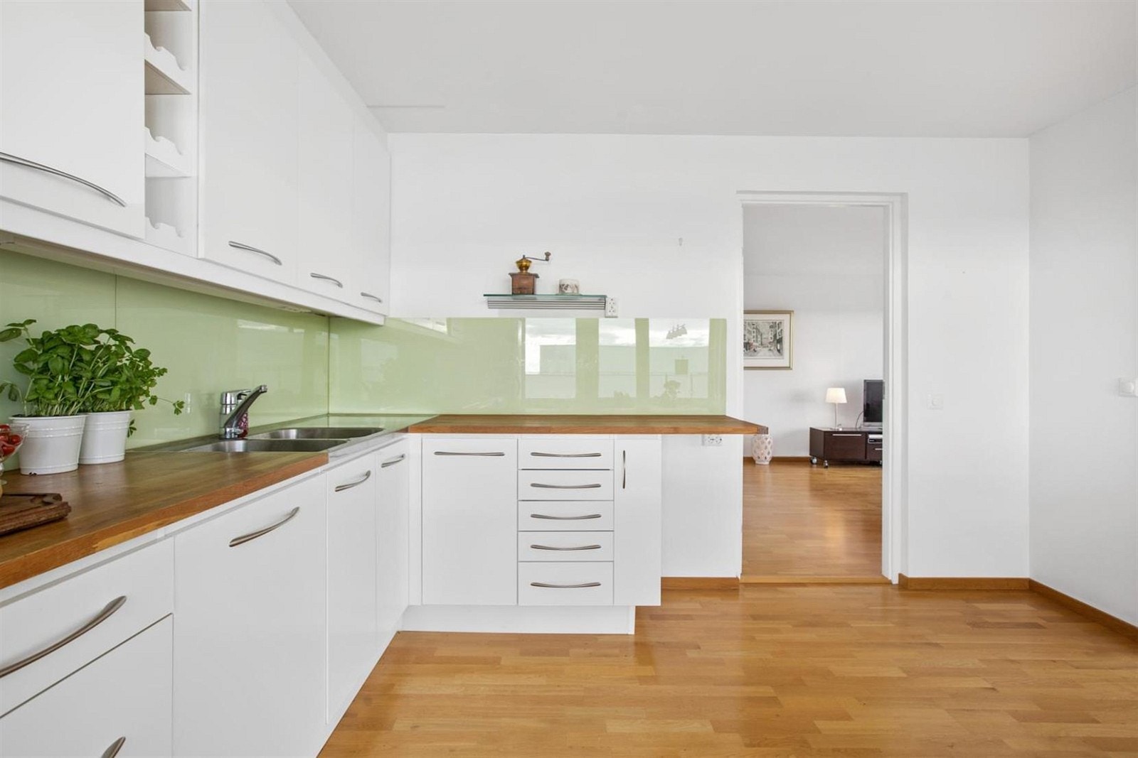 Inngang til kjøkkenet fra stuen. Galleribilde