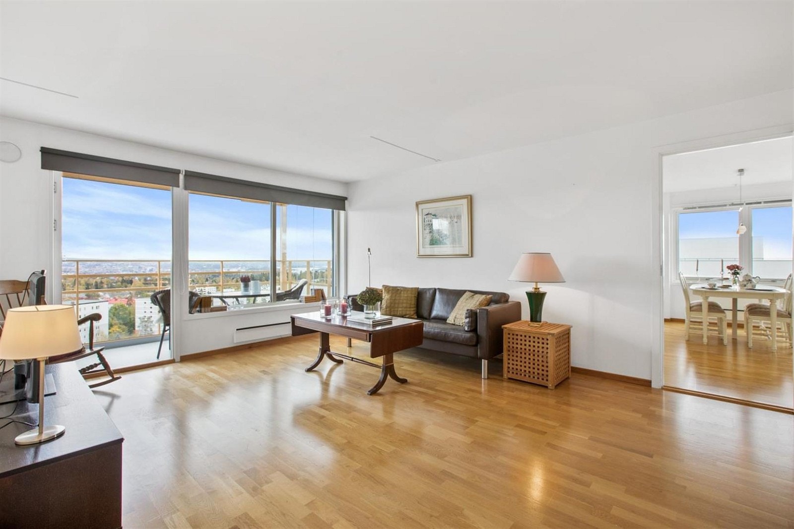 Meget flott utsikt mot byen og Oslofjorden. Stuen har en god planløsning med inngang til kjøkkenet. Galleribilde