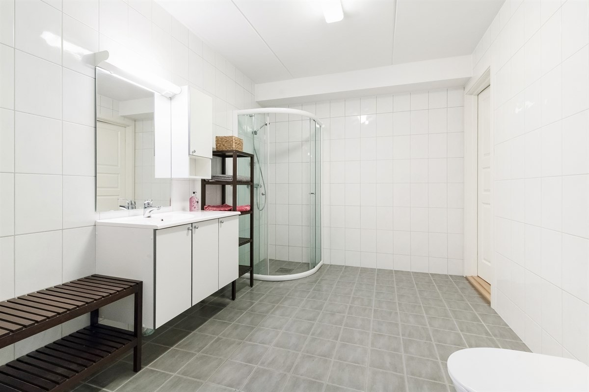 Bad - Flislagt baderom med varmekabel i gulv. Herfra er det tilgang til et vaskerom med opplegg til vaskemaskin og med plass til tørketrommel Galleribilde