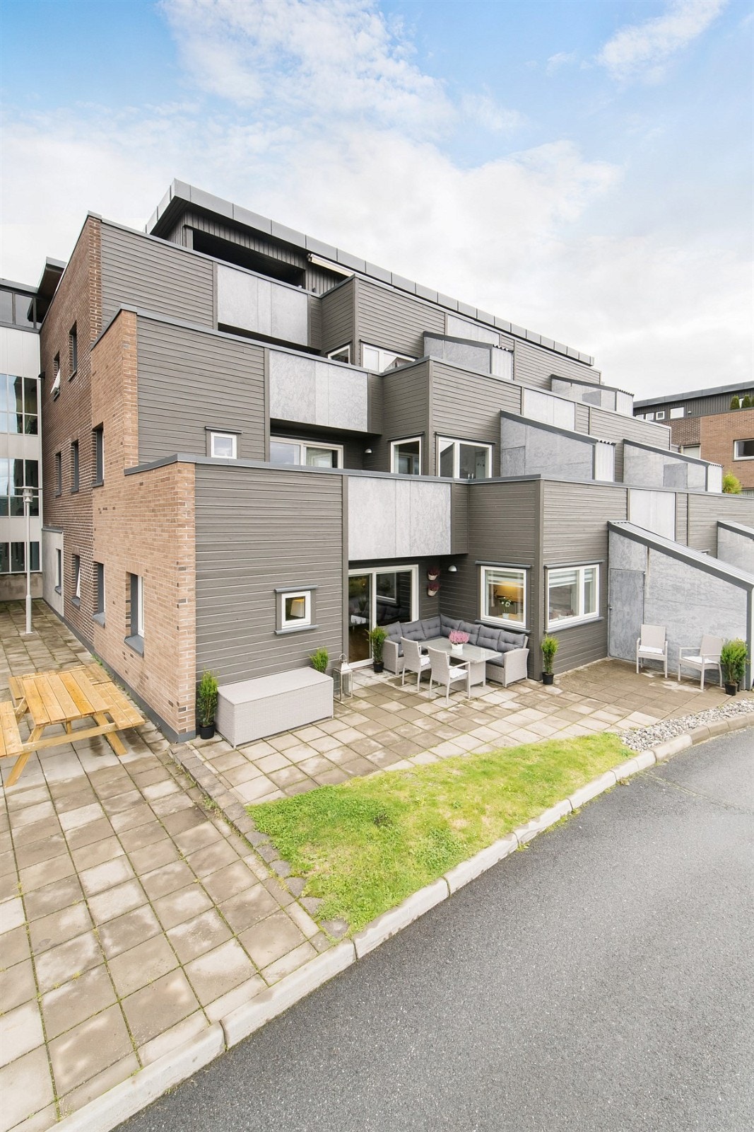 Leiligheten ligger i 1. etasje i en terrasseblokk på Hindtåsen. Den ligger fint og rolig til uten gjennomgangstrafikk med flott utsikt. Galleribilde