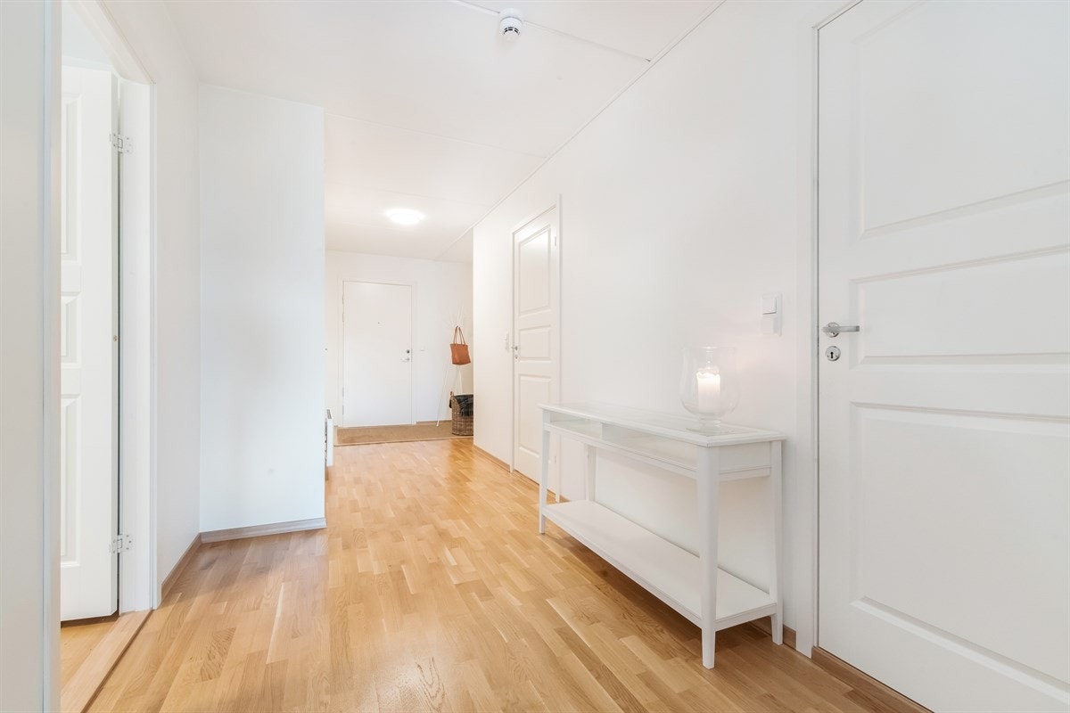 Hall - Bra planløsning med god tilgang til alle rom. Lagringsplass i romslig bod i fellesgang og i utvendig bod i forbindelse med terrassen Galleribilde