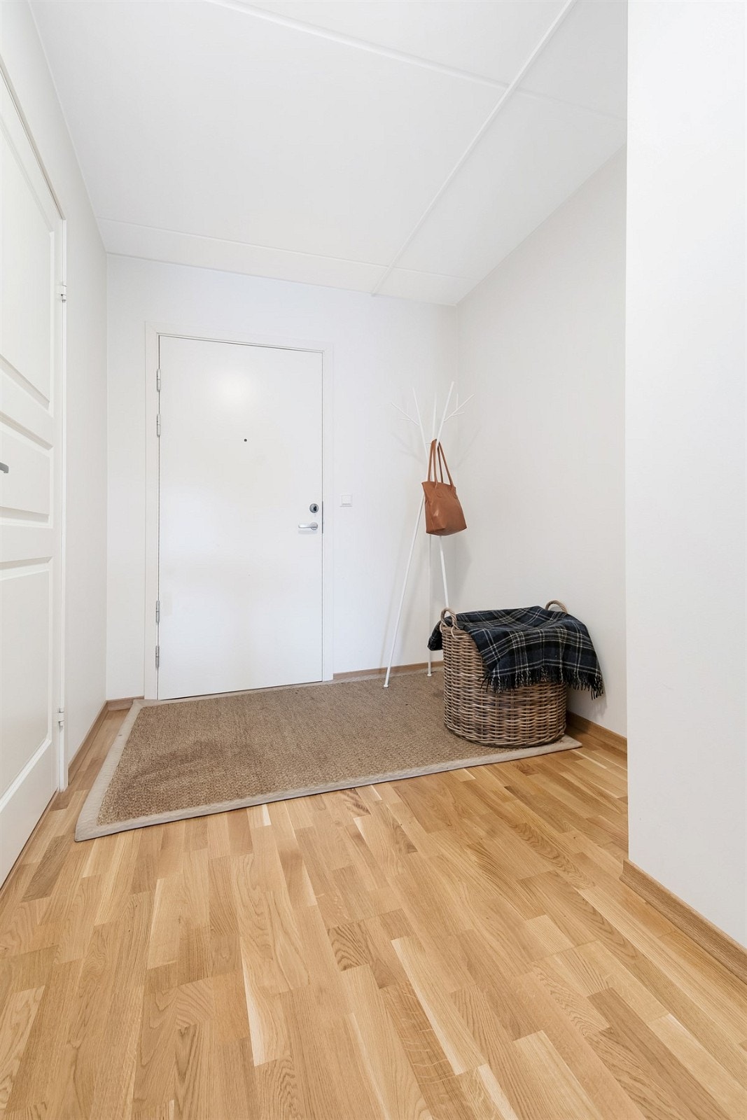 Hall - Velkommen inn! Leiligheten ble oppført i 2010 (tatt i bruk i 2016) og holder en god standard Galleribilde