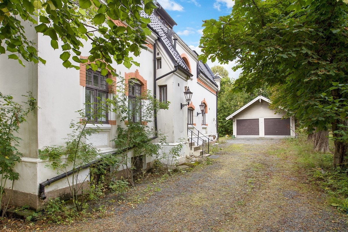 Innkjørsel/gårdsplass Galleribilde